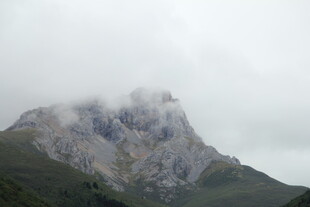 云雾缭绕的巍峨山峰