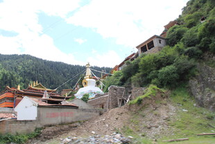 山间藏式建筑景观