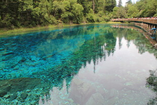 清澈幽蓝的山间静谧湖水
