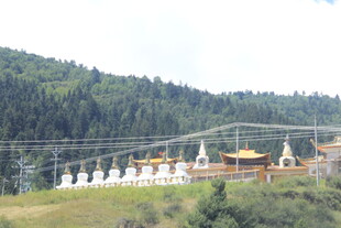 草原上的白塔与输电线路