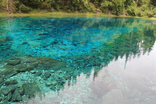 清澈见底的幽蓝湖水