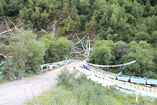 山间经幡装点的蜿蜒小路