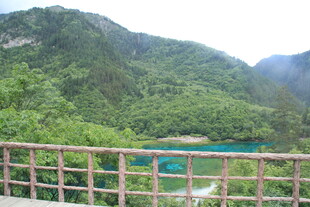 山间观景 碧绿湖水与青山