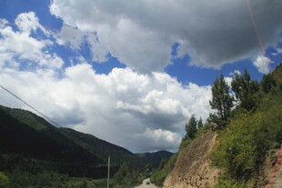 山间公路上的蓝天白云美景