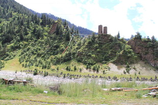 山间古堡旁的开阔草地