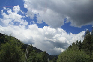 山间蓝天白云美景