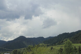 山间云雾缭绕的秀丽风光