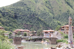 山间河畔古朴村落景观