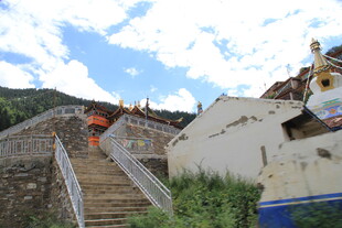 山间破旧建筑与木质阶梯