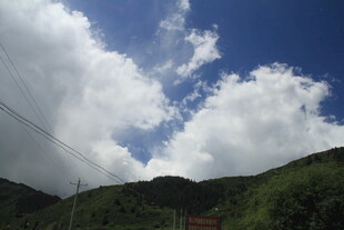 山间蓝天与白云美景