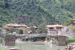 山间古桥旁的宁静村落