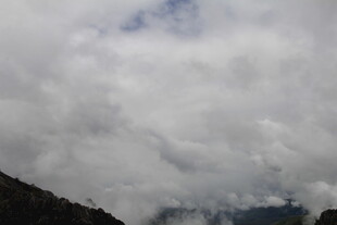 山间云雾缭绕美景