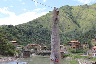 山间村落旁的高耸电线杆