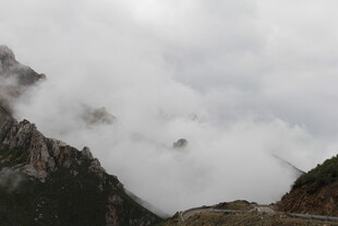 云雾缭绕的壮美山峦