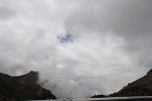 山间云雾缭绕的壮阔景象