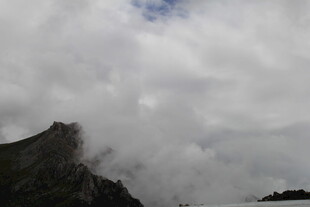 云雾缭绕的巍峨山峰