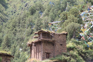 山间古朴藏式小屋