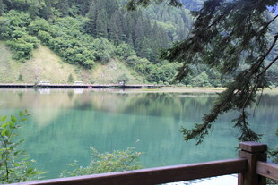 湖畔美景 青山绿水相映