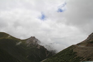 云雾缭绕的壮美山峦