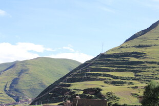层层梯田绕青山