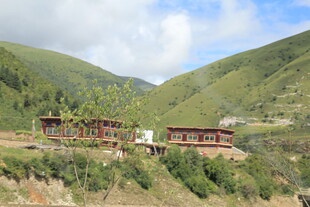 山间藏式民居风景