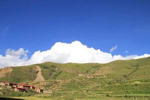 草原山丘上的蓝天白云