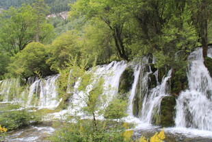 山间秀丽瀑布景观