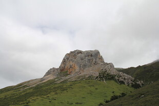 巍峨山峰立于绿野之上