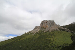 巍峨青山云雾缭绕