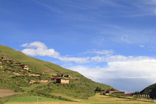 山间村落 蓝天白云下美景