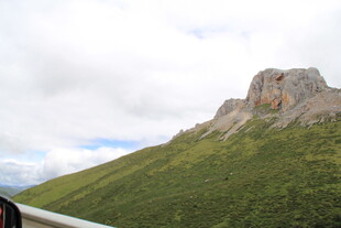 青山上的巍峨岩石景观