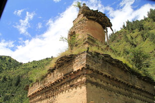 古老石塔屹立于青山间