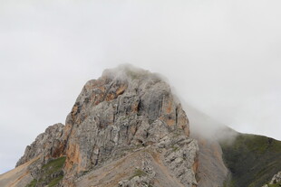 云雾缭绕的巍峨山峰