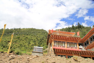 山间中式建筑施工场景