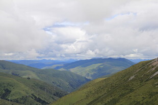 山峦云海间的壮美风光