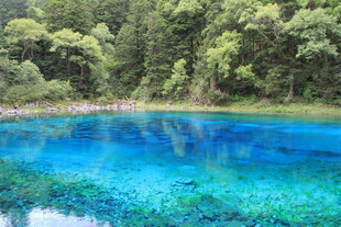 梦幻蓝湖 山林环绕的美景