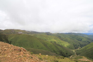 山间绿野 云雾缭绕之景