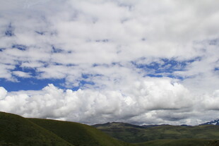 蓝天白云下的山峦美景