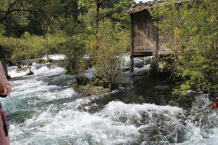 山间湍急溪流与古朴小屋