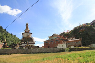 藏区佛塔与建筑景观