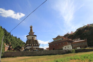 藏区佛塔与建筑景观