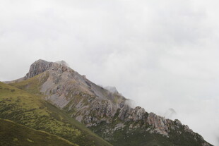 巍峨山峰云雾缭绕