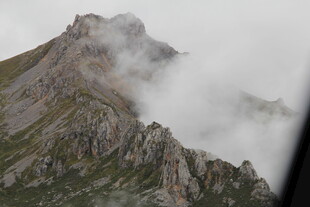 云雾缭绕的巍峨山峰