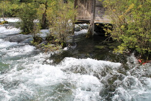 山间湍急溪流上的木桥