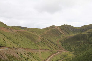 山间蜿蜒公路美景
