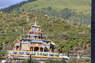 山间藏式风格精美建筑