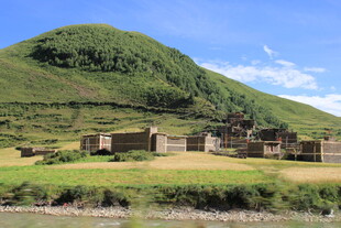 青山下的田园村落