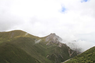云雾缭绕的壮美山峦