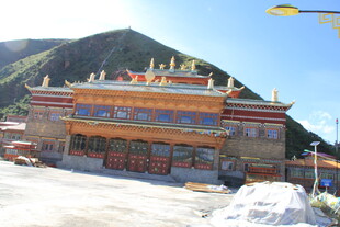藏式寺庙建筑 雪山环绕