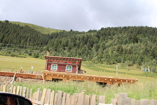 草原上的藏式建筑